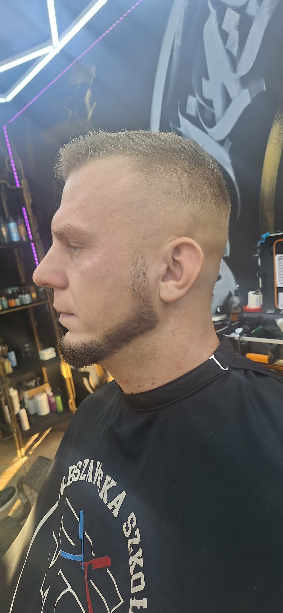Strzyżenie męskie wykonane przez barbera w Złocieńcu