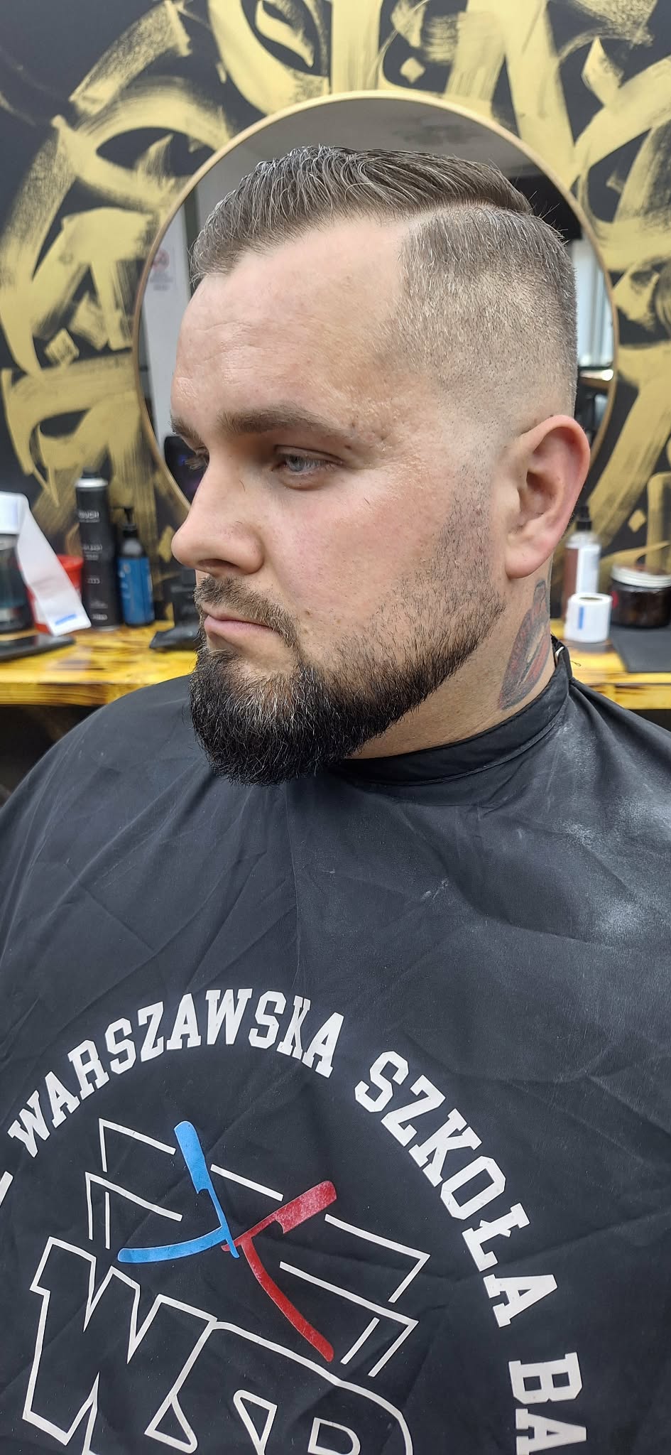 Precyzyjne cieniowanie wykonane u barbera